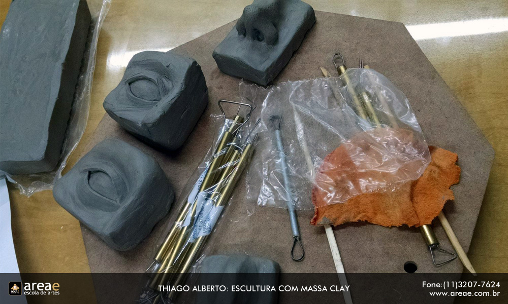 Foto da aula do curso de escultura com massa clay.