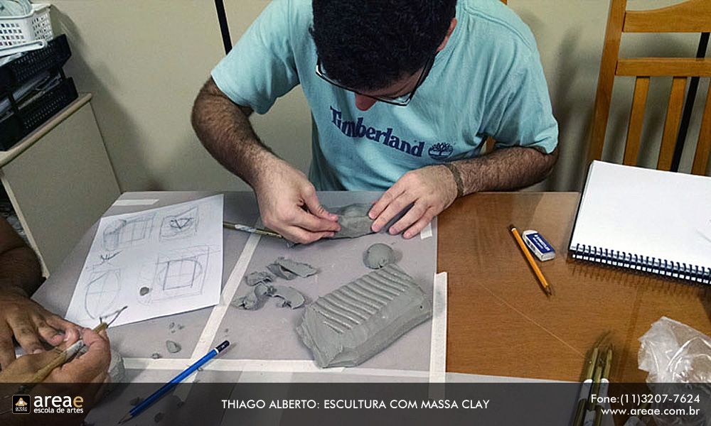 Foto da aula do curso de escultura com massa clay.